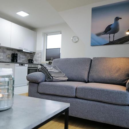 Ferienwohnungen Meerfarbig Zingst - Haustierfrei -Terrasse Mit Strandkorb Oder Balkon - E-Ladesaeule - Parkplatz - Wlan - Fahrradschuppen - Waschtrockner - Ruhig Und Zentral - Nichtraucher Exterior foto