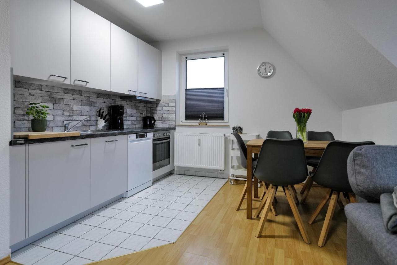 Ferienwohnungen Meerfarbig Zingst - Haustierfrei -Terrasse Mit Strandkorb Oder Balkon - E-Ladesaeule - Parkplatz - Wlan - Fahrradschuppen - Waschtrockner - Ruhig Und Zentral - Nichtraucher Exterior foto