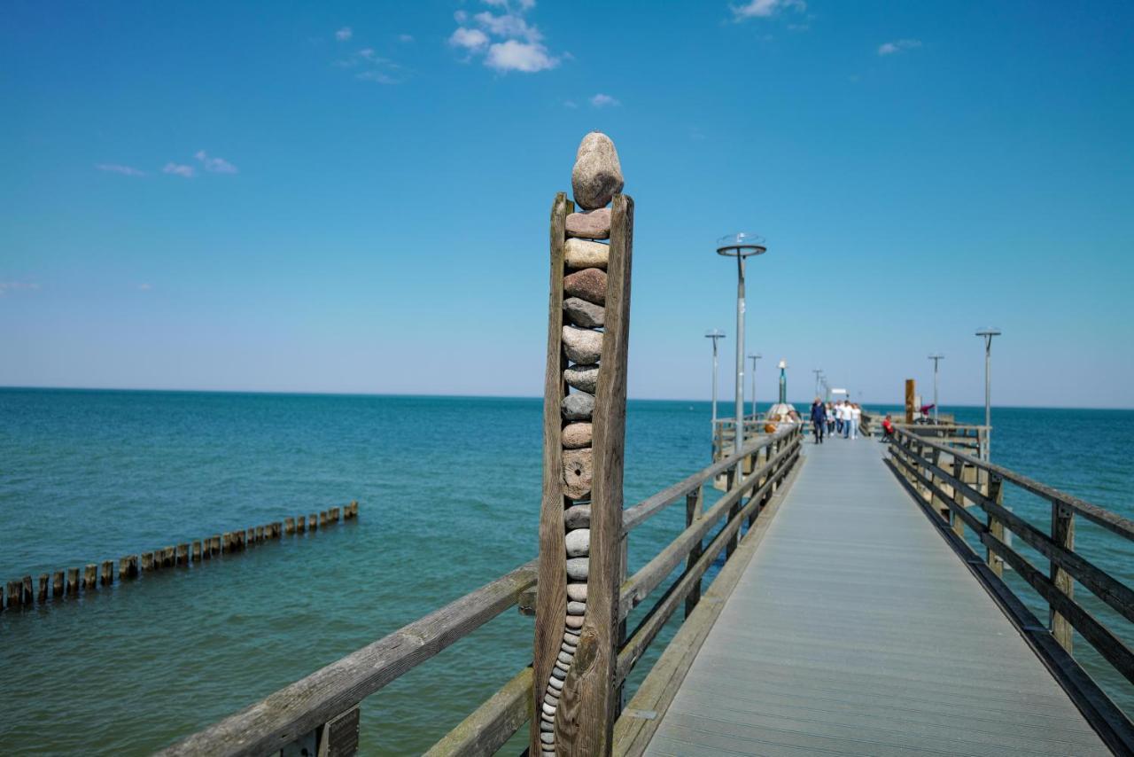Ferienwohnungen Meerfarbig Zingst - Haustierfrei -Terrasse Mit Strandkorb Oder Balkon - E-Ladesaeule - Parkplatz - Wlan - Fahrradschuppen - Waschtrockner - Ruhig Und Zentral - Nichtraucher Exterior foto
