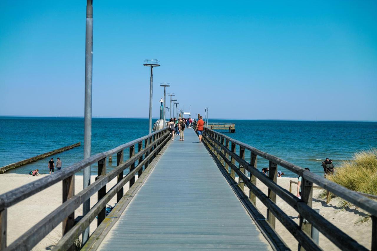 Ferienwohnungen Meerfarbig Zingst - Haustierfrei -Terrasse Mit Strandkorb Oder Balkon - E-Ladesaeule - Parkplatz - Wlan - Fahrradschuppen - Waschtrockner - Ruhig Und Zentral - Nichtraucher Exterior foto