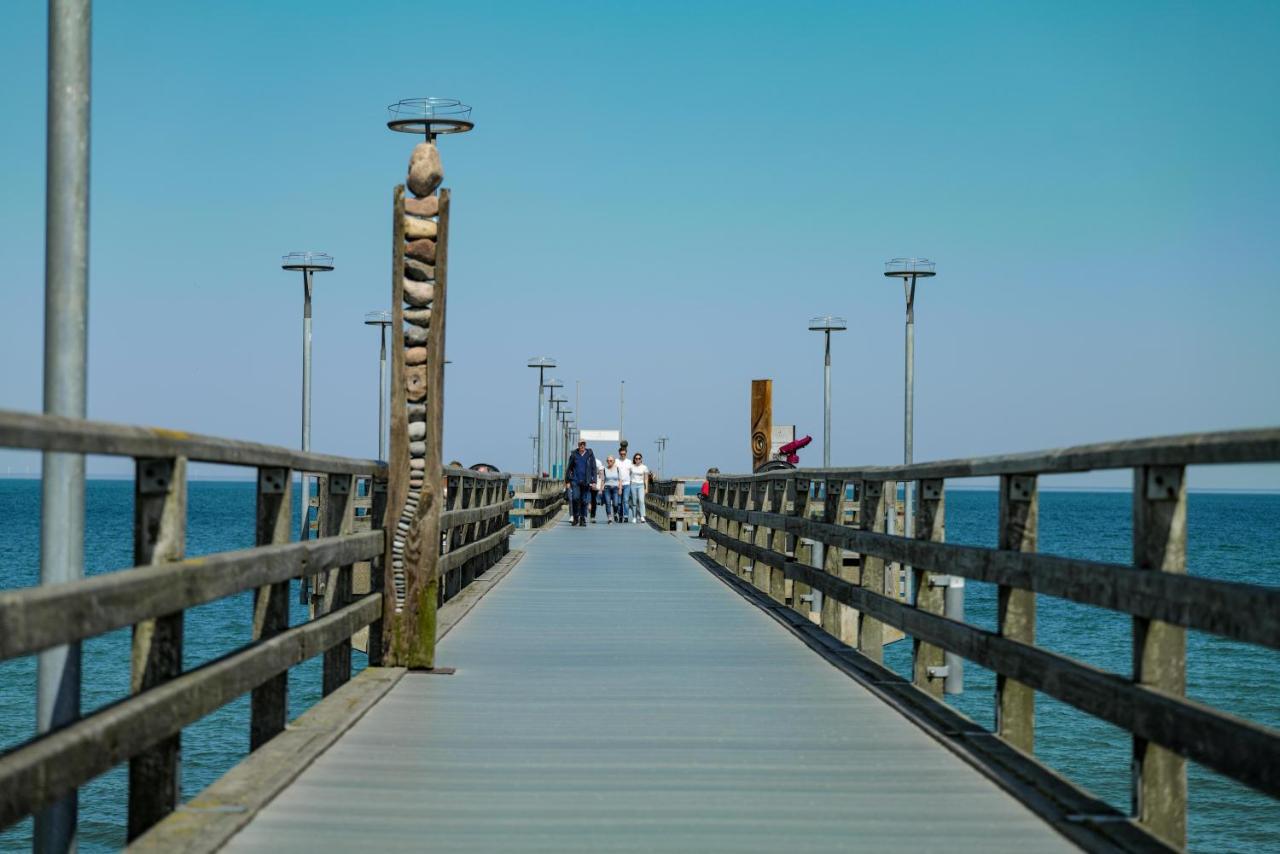 Ferienwohnungen Meerfarbig Zingst - Haustierfrei -Terrasse Mit Strandkorb Oder Balkon - E-Ladesaeule - Parkplatz - Wlan - Fahrradschuppen - Waschtrockner - Ruhig Und Zentral - Nichtraucher Exterior foto