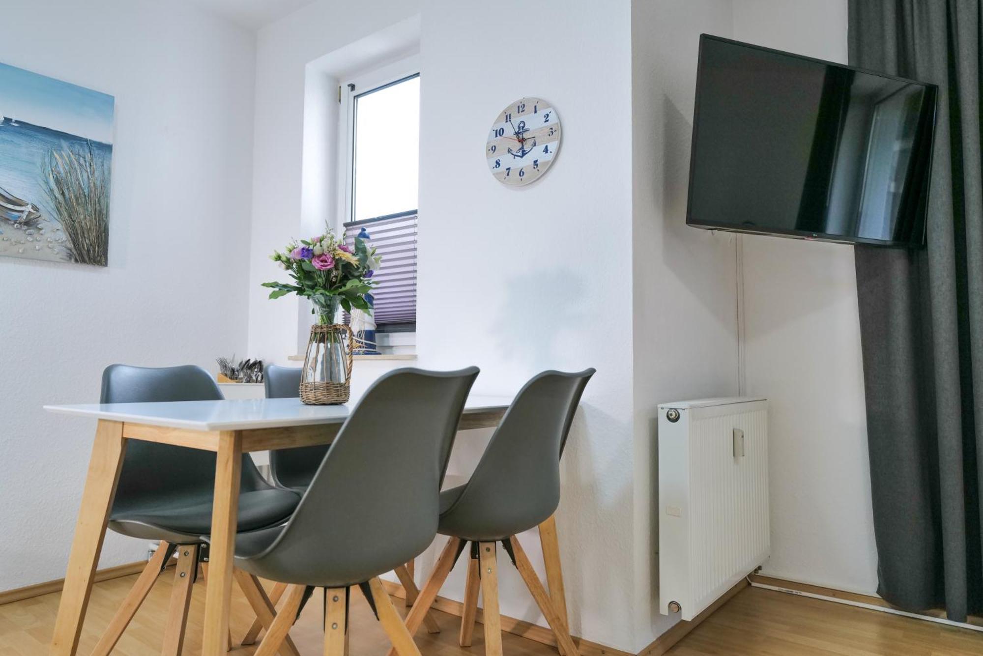 Ferienwohnungen Meerfarbig Zingst - Haustierfrei -Terrasse Mit Strandkorb Oder Balkon - E-Ladesaeule - Parkplatz - Wlan - Fahrradschuppen - Waschtrockner - Ruhig Und Zentral - Nichtraucher Exterior foto